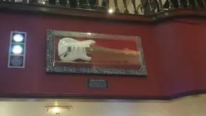 Guitare de Alice In Chains au Hard Rock Café à l'intérieur