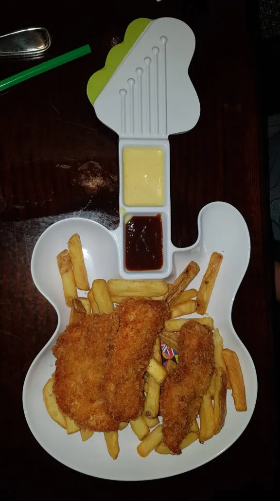 Assiette guitare pour enfant au Hard Rock Café à l'intérieur