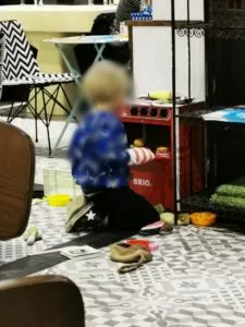 Les Francs Burgers À Arras 6 Les enfants jouent à la dinette