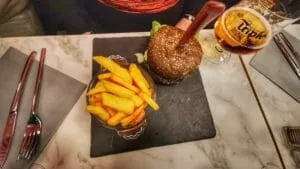 Burger du Mineur avec son buns noir et ses frites