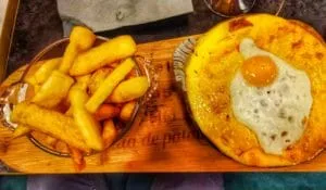 Un welsh complet avec des frites