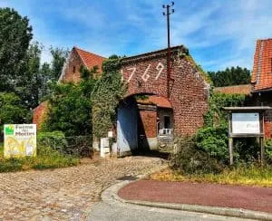 Photo de l'entrée de la ferme des Mottes à Marquillies dans le Nord