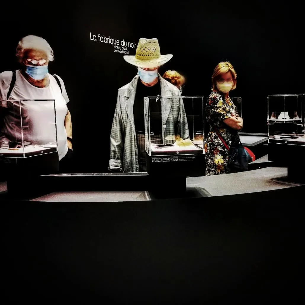 personne masquées au Louvre Lens pour l'exposition Soleils Noirs