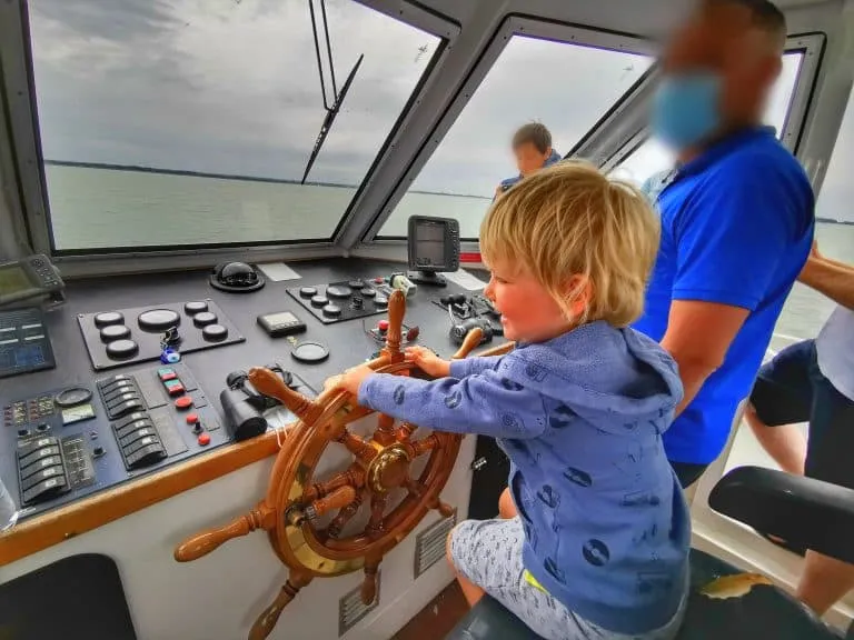 Séance photo à la barre du bateau