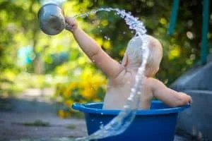 Un bébé dans une bassine