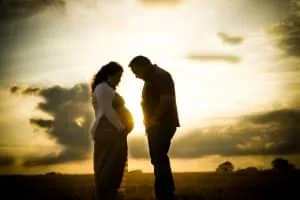 Une maman enceinte sur la plage avec le papa