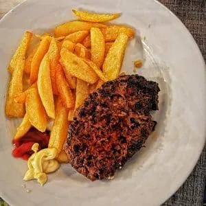 Assiette de steak haché frites