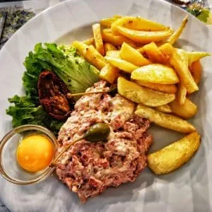 Tartare de bœuf avec son oeuf, accompagné de frites