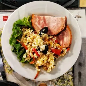 Rôti et salade niçoise dans une assiette