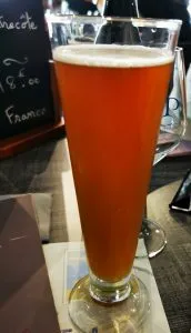 Un verre de bière avec de la bière bistroteuse