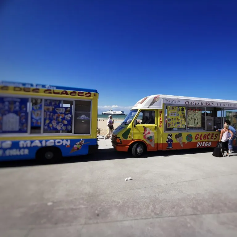 Visiter Calais À Dos De Dragon ? 11 vendeurs de glaces sur la plage de Calais