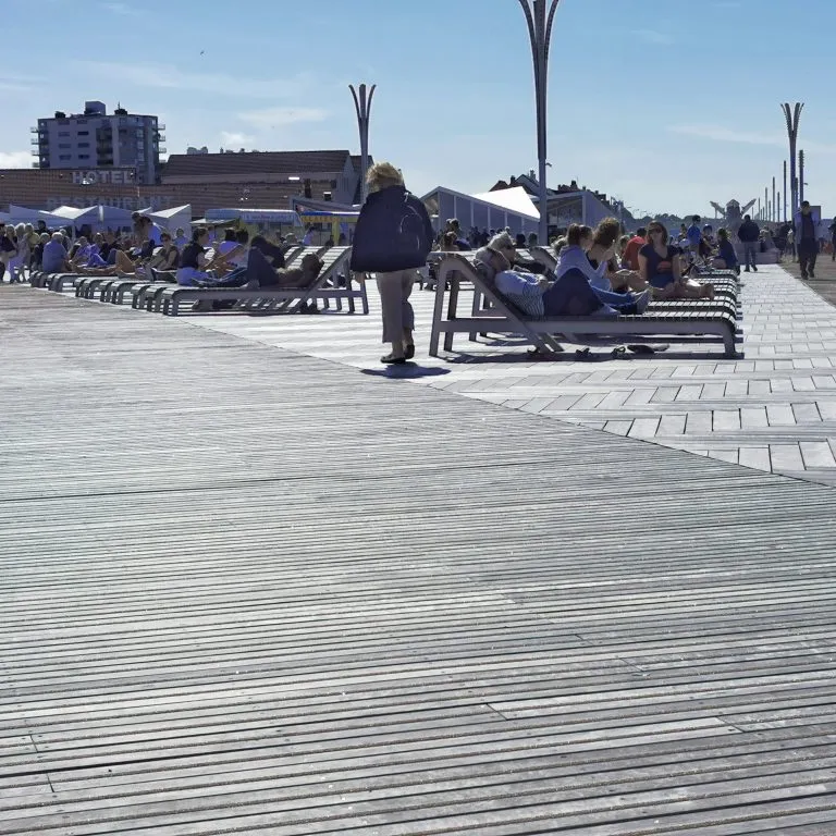 Visiter Calais À Dos De Dragon ? 8 Transats à disposition pour les touristes