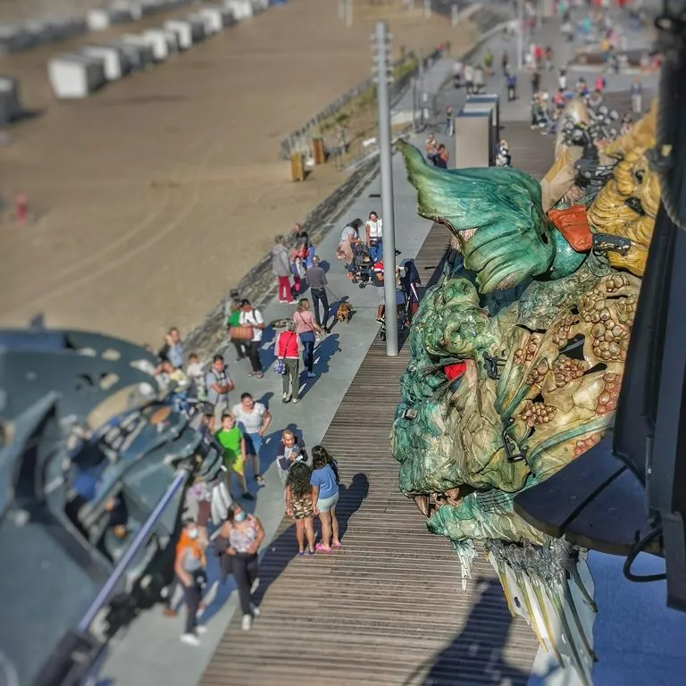 Visiter Calais À Dos De Dragon ? 2 Le dragon pose pour les touristes