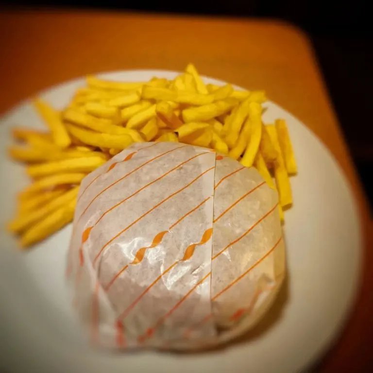 Un burger dans une assiette