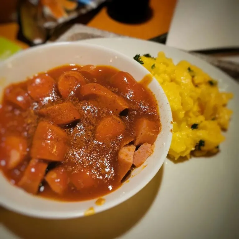 La currywurtz baignant dans la sauce