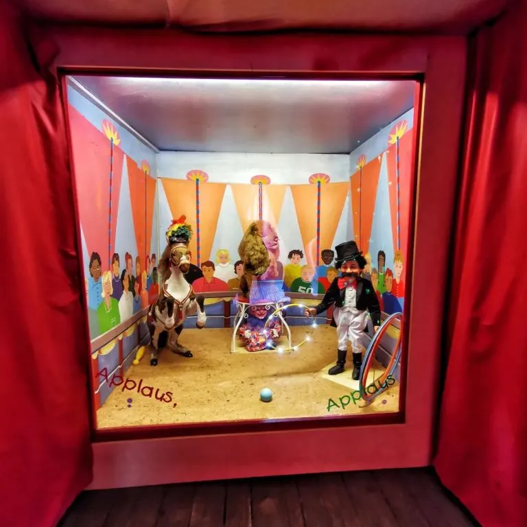 des singes derrieres une vitrine