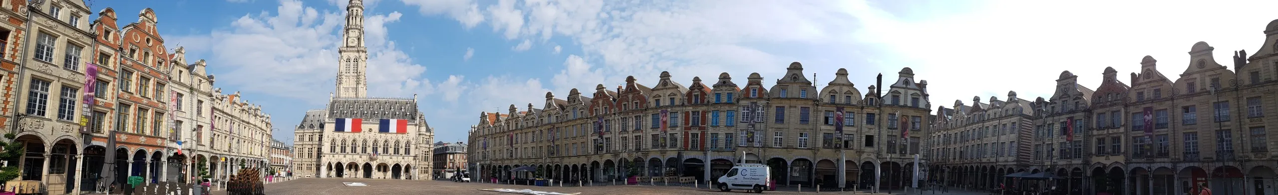Place historique avec bâtiments colorés
