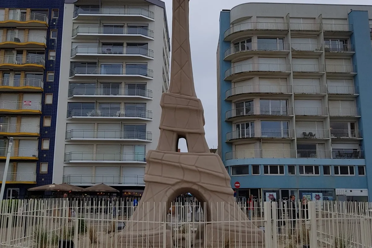 À Découvrir Sur La Côte D'Opale 1 Réplique de la tour Eiffel en sable