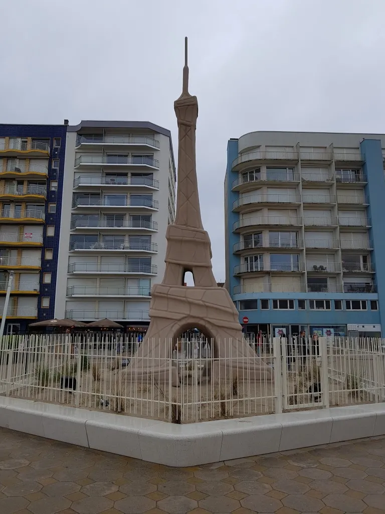 Réplique de la tour Eiffel en sable