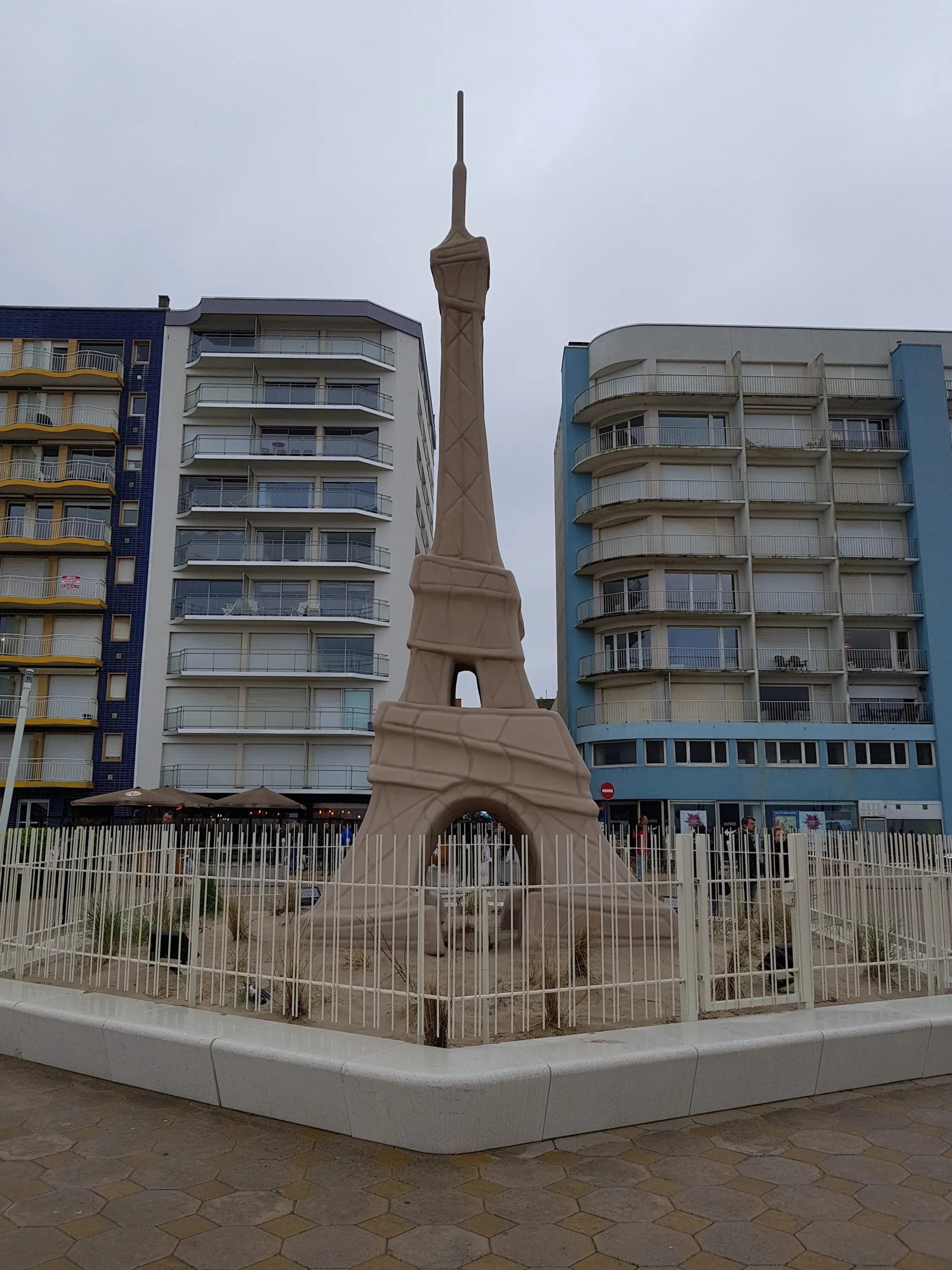 Réplique de la tour Eiffel en sable