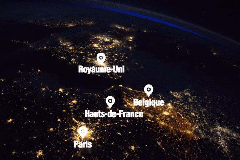 Une vue de l'Europe occidentale depuis l'espace, de nuit, montre les lumières des villes. Des marqueurs indiquent "Royaume-Uni", "Paris", la région méconnue des "Hauts-de-France" et la "Belgique". Une légère courbe bleue trace l'horizon de la Terre.