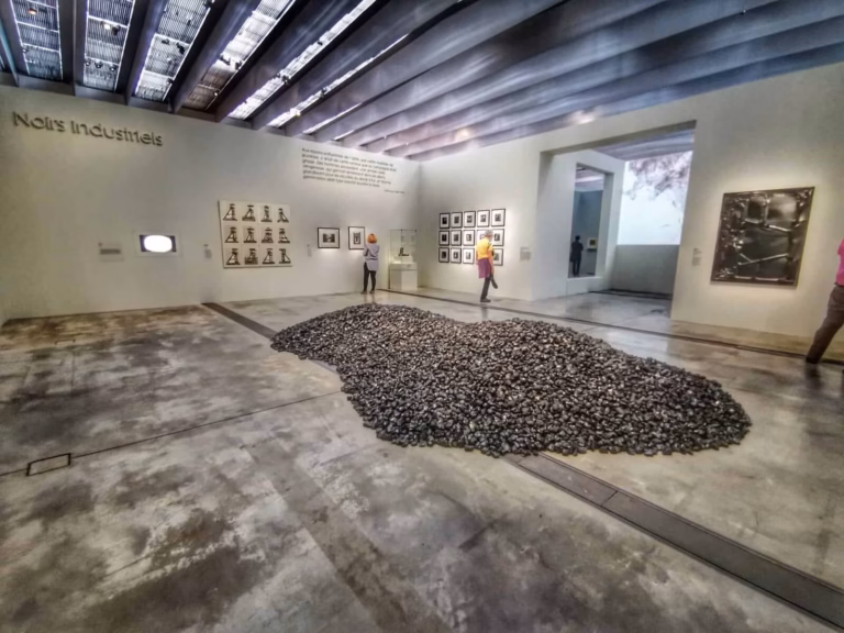 Salle l'exposition Soleils Noirs au Louvre Lens où on peut peut des gaillettes de Charbon sur le sol