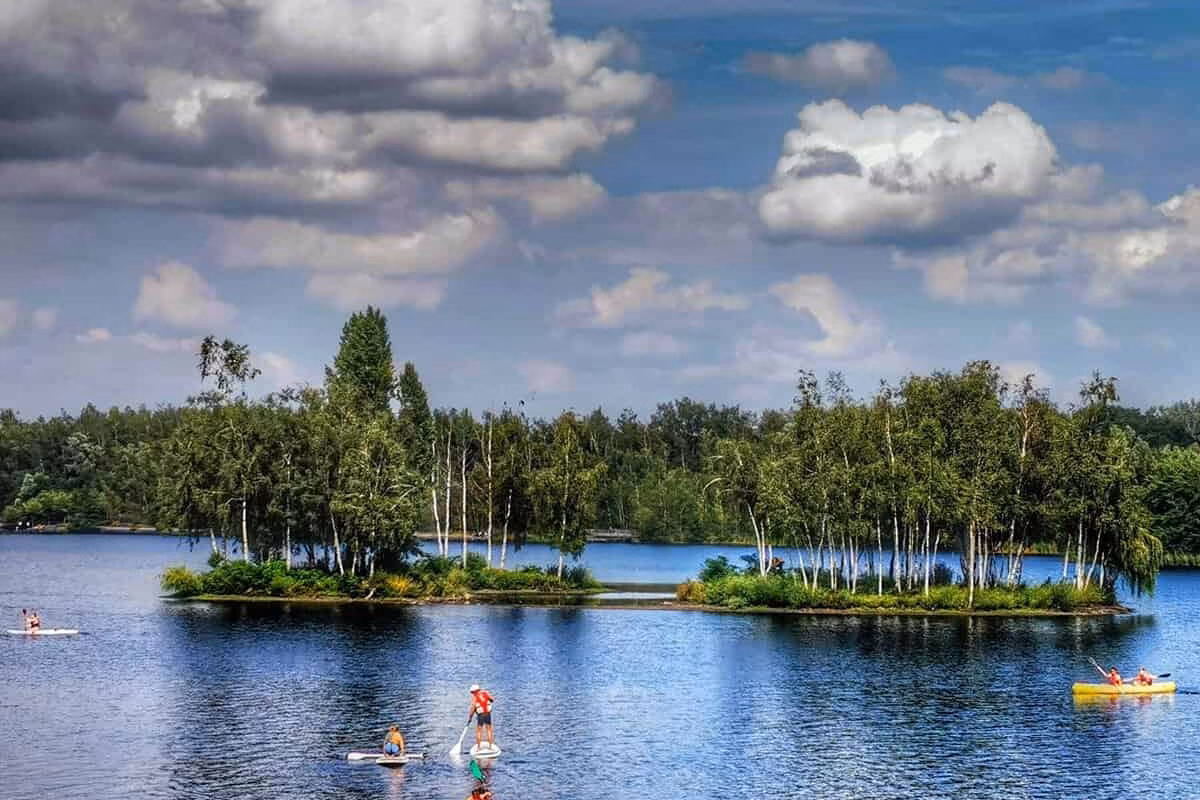 Activités nautiques, des personnes font du canoë et du paddle