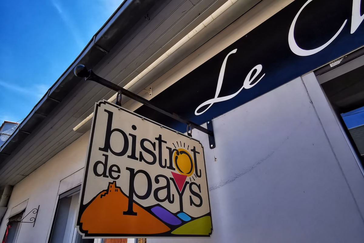 Le Cheval blanc à Naours , le Logo Bistrot de pays est en façade