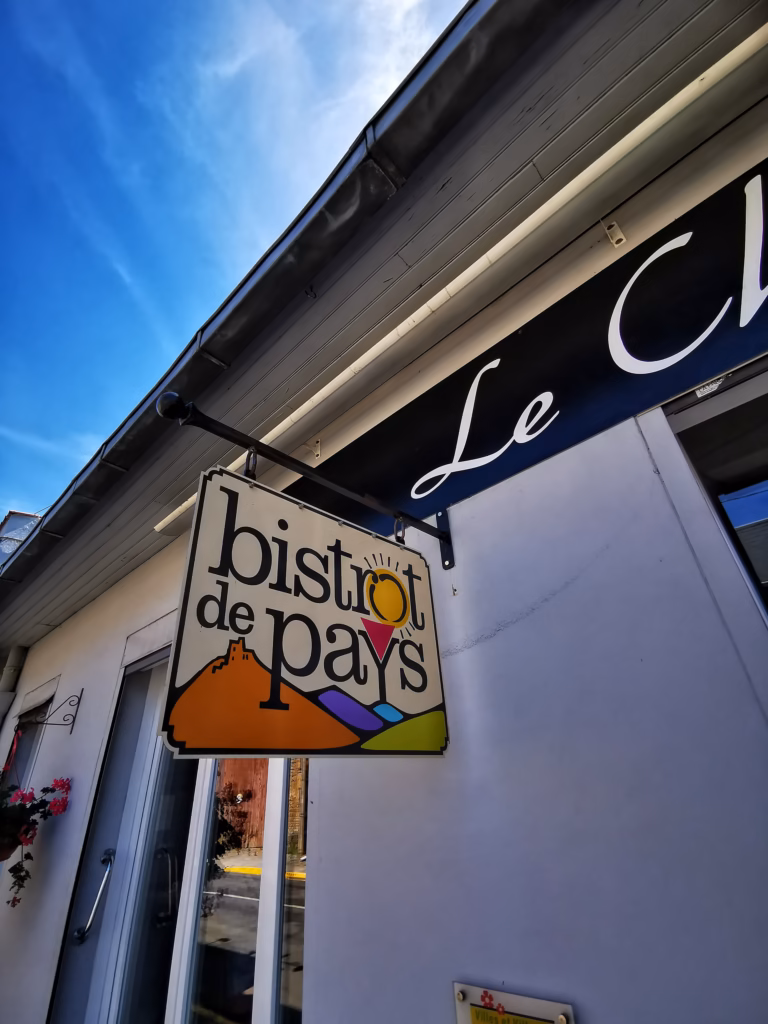 Le Cheval blanc à Naours , le Logo Bistrot de pays est en façade
