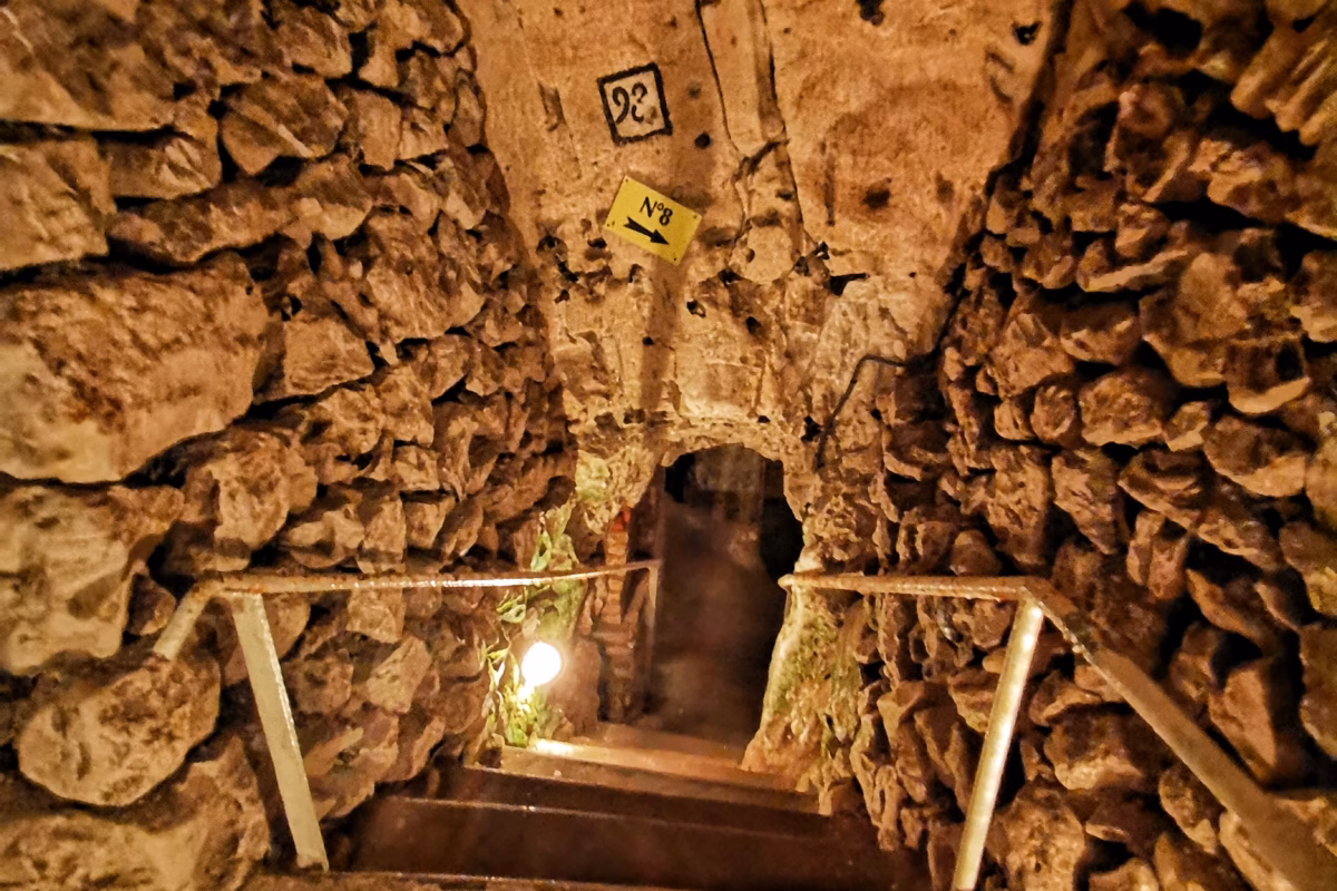 Descente vers la grotte de Naours