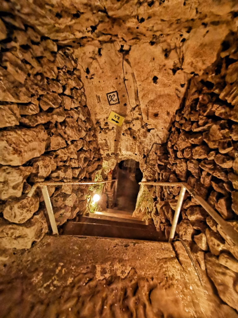 Descente vers la grotte de Naours