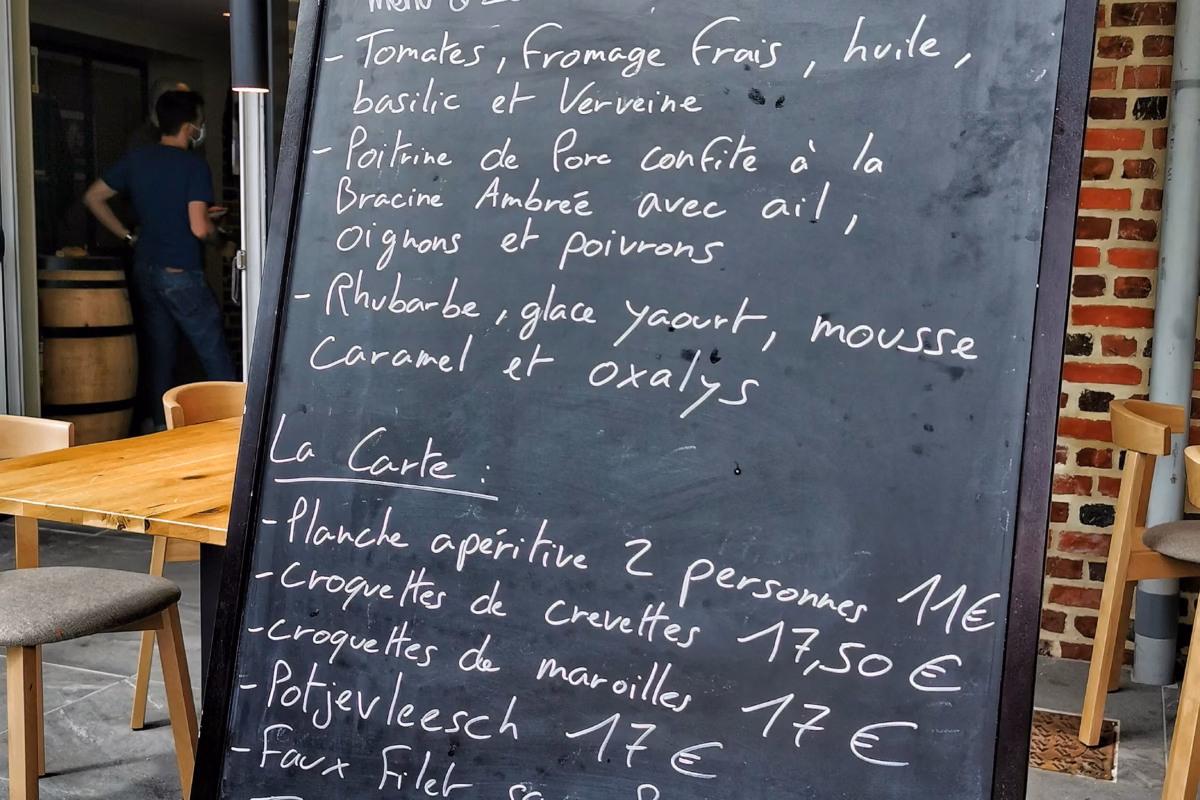Tableau avec le menu du jour et la carte de l'estaminet