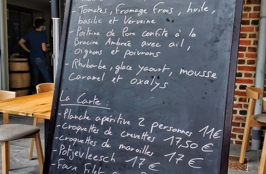 Tableau avec le menu du jour et la carte de l'estaminet