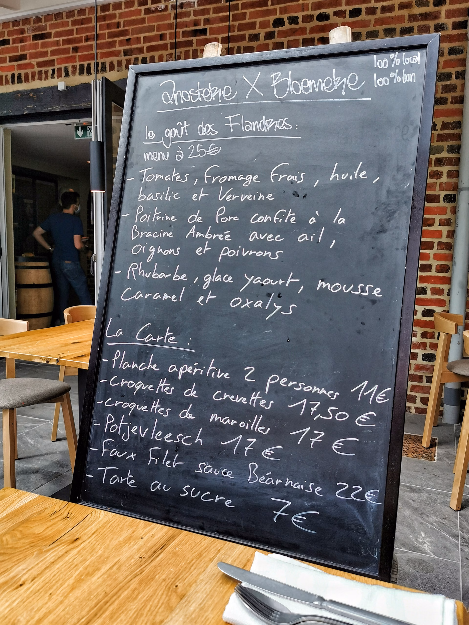Tableau avec le menu du jour et la carte de l'estaminet