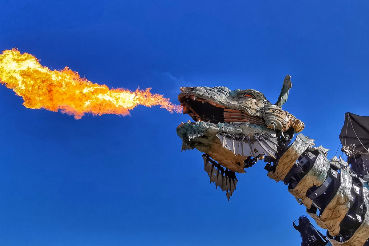 Le dragon crachant du feu