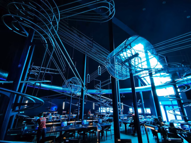 L'intérieur du restaurant Space Loop au Fur