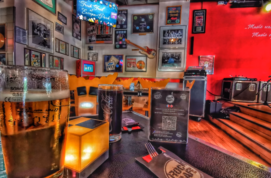 Mon Guide D'Europa Park, De Rulantica Et Du Resort Hôtel ! 51 Salle de restaurant Rock Café à Europa Park