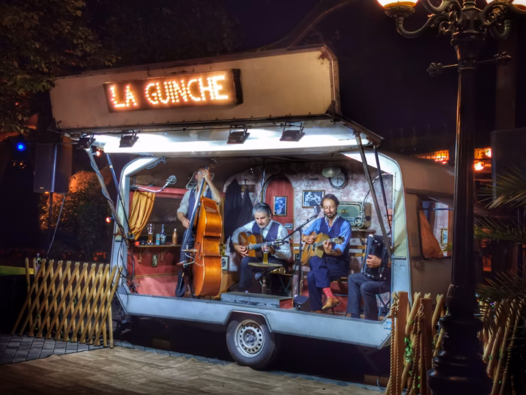 Camionnette aménagé pour que des musiciens jouent de la musique.