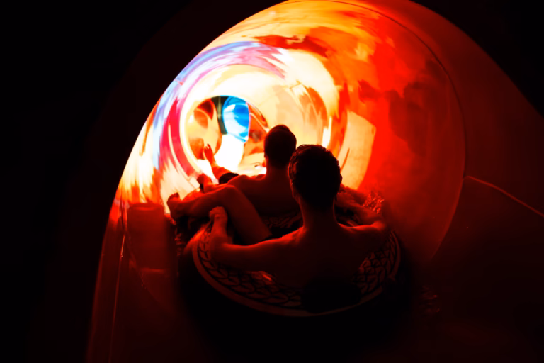Dans un toboggan à Rulantica