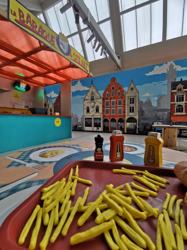 photo d'une friterie dans un décor d'arras avec un plateau frite