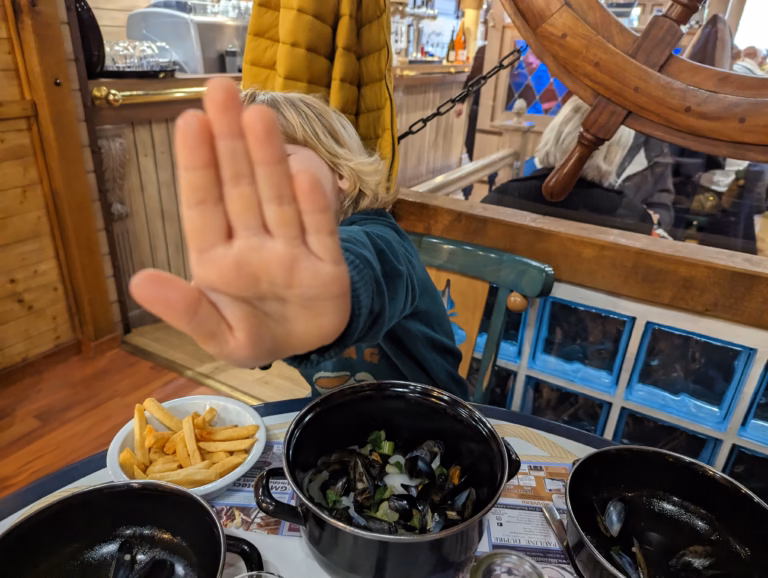 Mon fils qui se cache car il mange des moules frites au Bouchot à Arras
