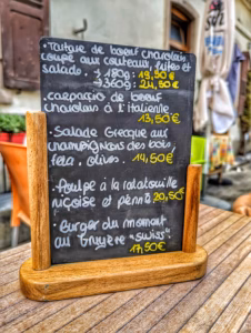 Ardoise avec le menu du jour