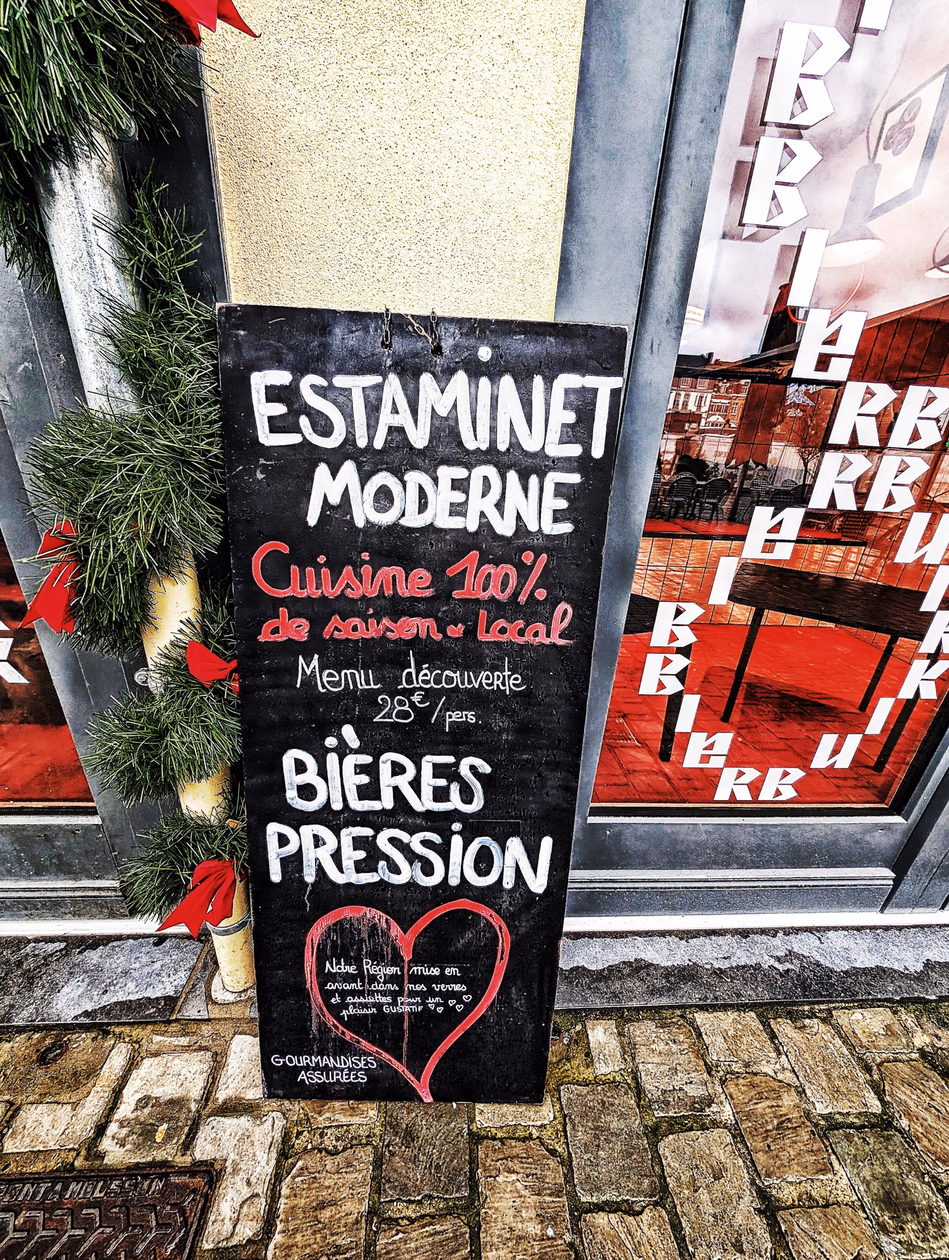 Ardoise avec marquée dessus Estaminet Moderne