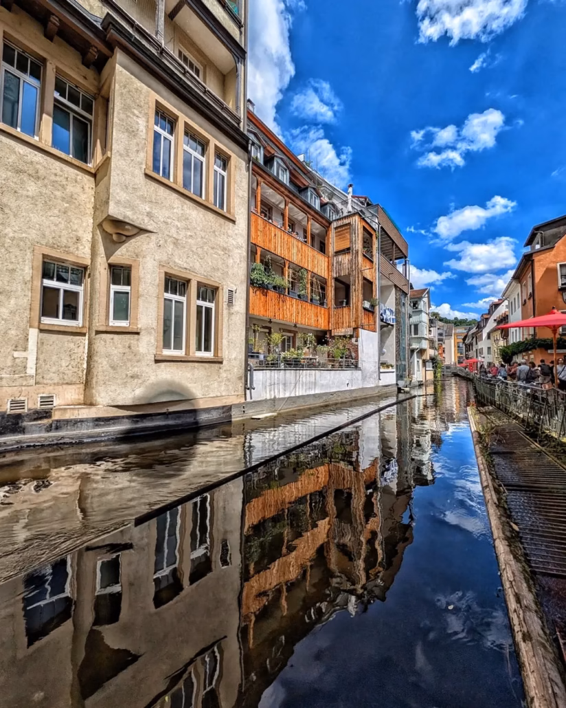 Maisons colorées au bord d'un canal de Fribourg