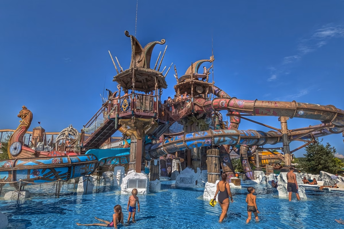 Parc aquatique avec toboggans colorés