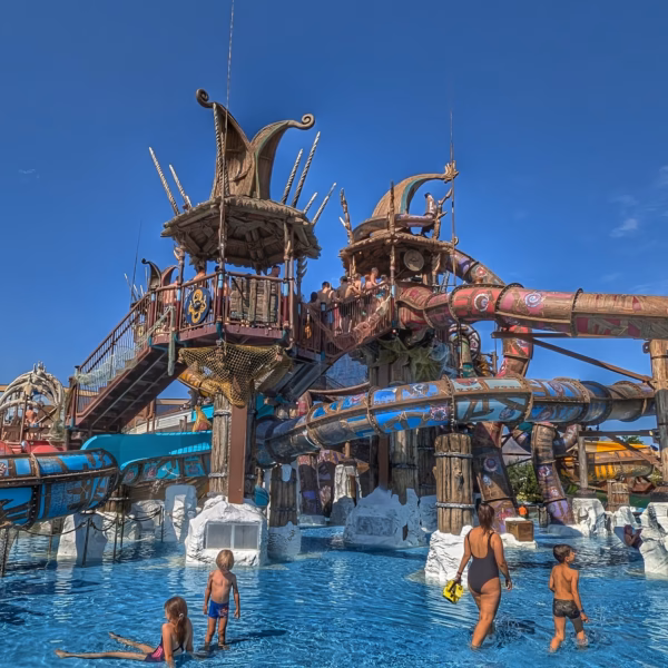 Parc aquatique avec toboggans colorés