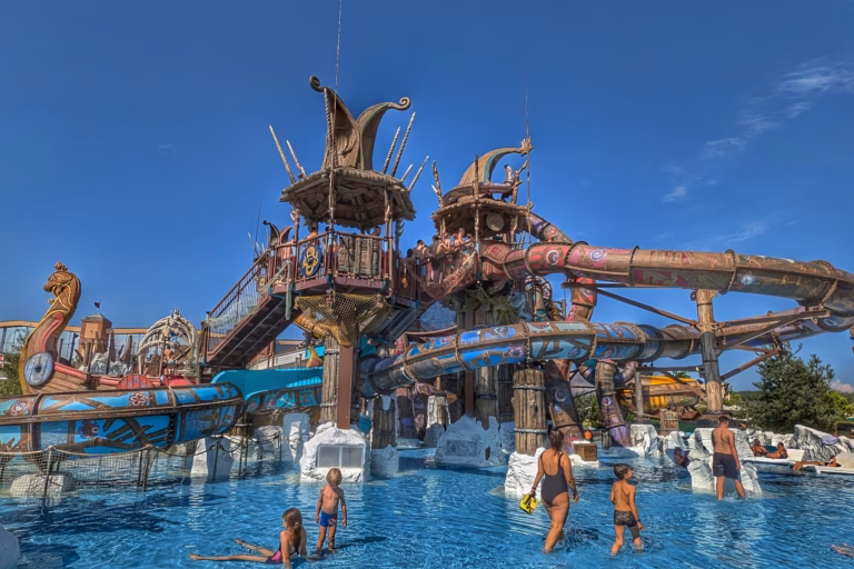 Parc aquatique avec toboggans colorés