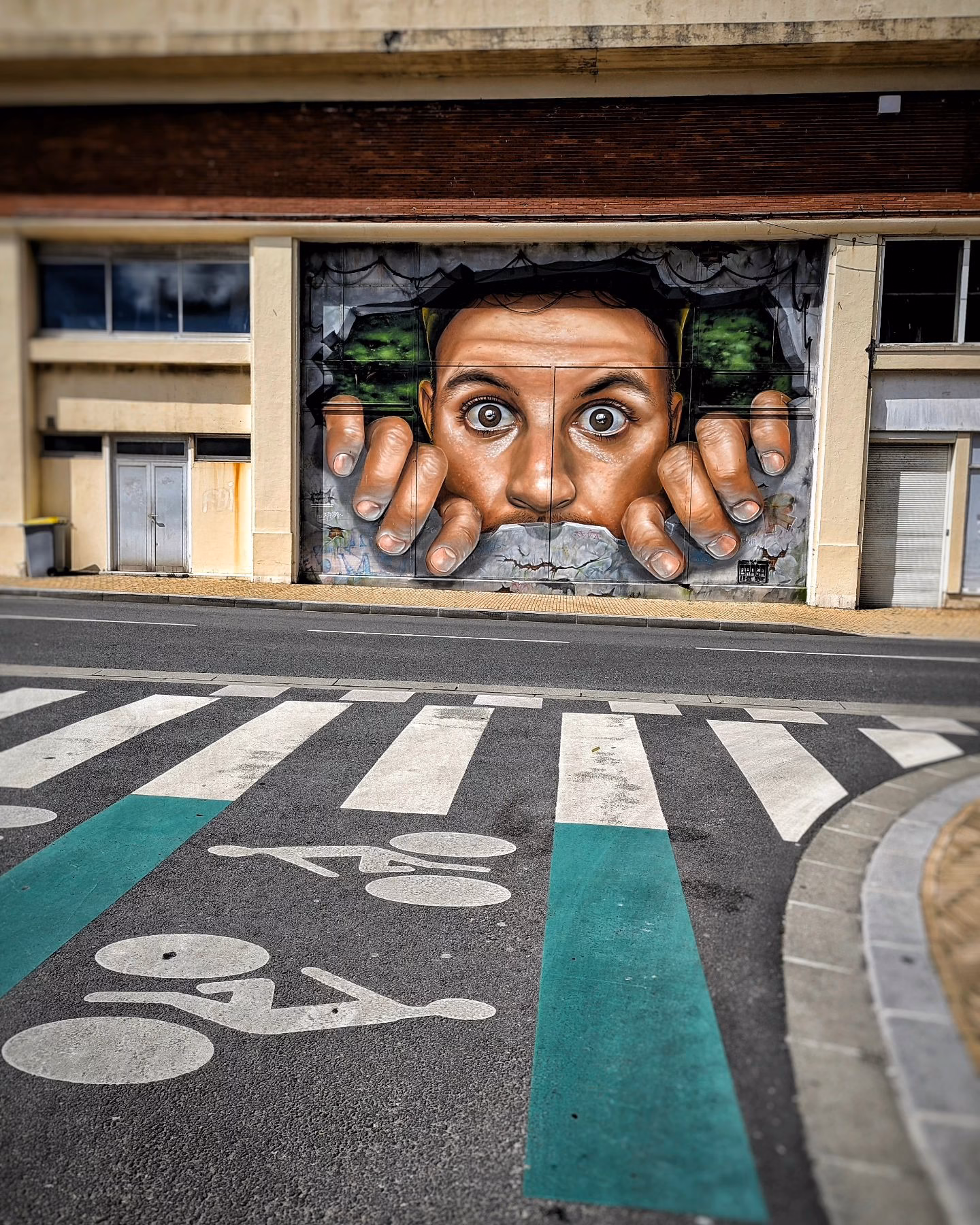 Découvrez le Street Art à Calais : Une galerie à ciel ouvert 16
