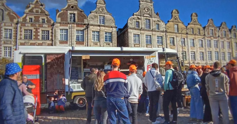 Photo de l'attente devant une friterie