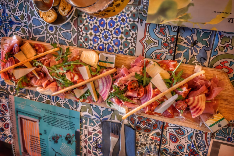 Planche de charcuteries et de fromages au feu de bois à Arras